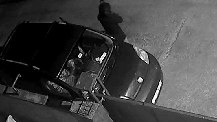 Adana’da Kasklı Şüpheliden Pompalı Tüfekli Saldırı