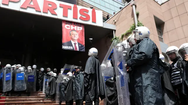Chp Genel Merkezi’ne Polis Müdahalesi: Özgür Özel Tbmm’ye Yürüdü