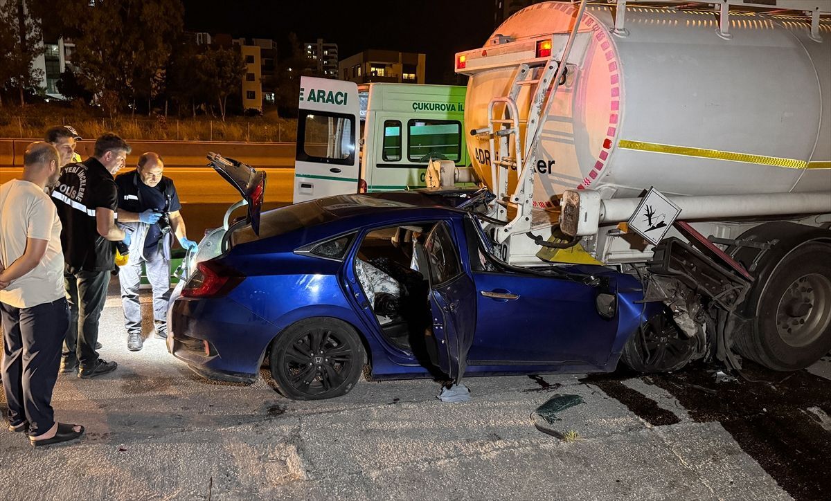 Adana'da Akaryakıt Tankerine Çarpan Otomobilin Sürücüsü Hayatını Kaybetti