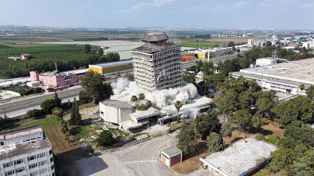 Adana’da Kontrollü Yıkım: 16 Katlı Çukobirlik Binası Saniyeler İçinde Yerle Bir Oldu
