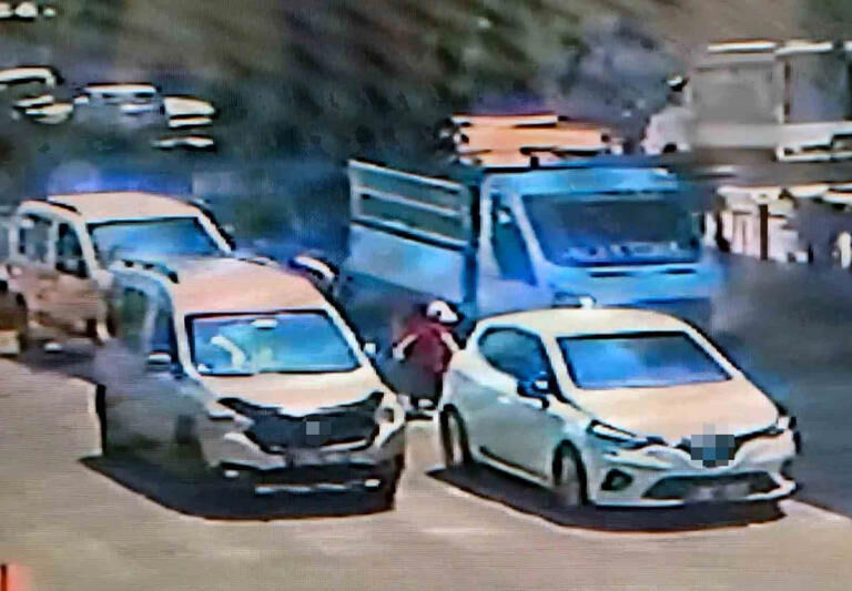 Yolun Karşısına Geçerken İki Aracın Çarptığı Çocuk Hayatını Kaybetti