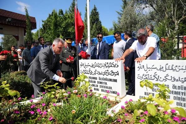 Adana'da 15 Temmuz Şehitleri Dualarla Anıldı: Şehitliklerde Duygu Dolu Ziyaretler