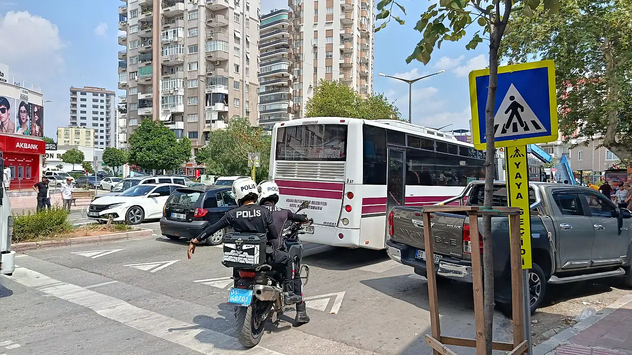 Adana'da Yolcu Minibüsünün Çarptığı 23 Yaşındaki Genç Kadın Hayatını Kaybetti