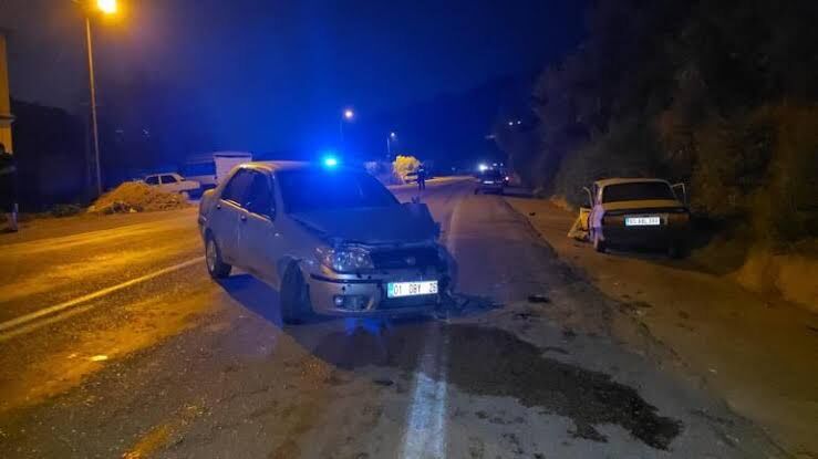 Adana'da İki Otomobil Çarpıştı: 4 Kişi Yaralandı