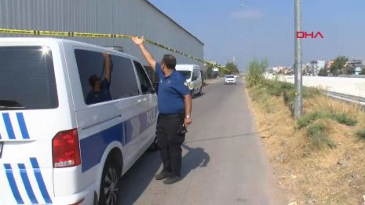 Adana'da Seyir Halindeki Araca Silahlı Saldırı: 1 Yaralı, Şüpheliler Kaçtı