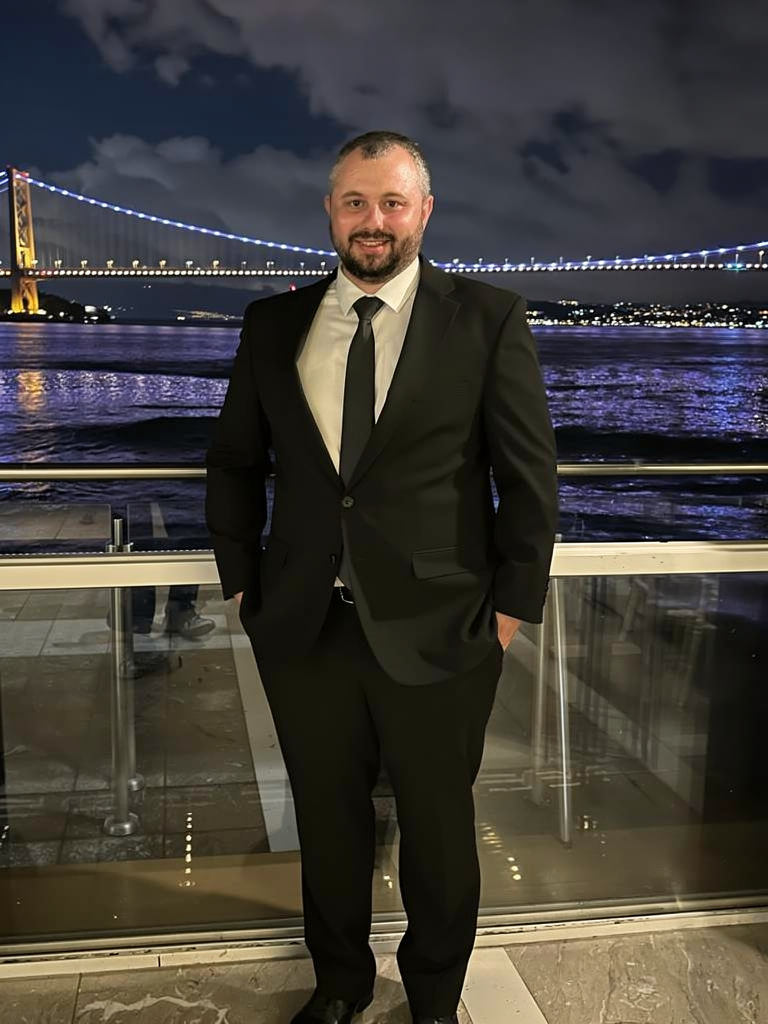 Yiğit Aksüt Neden Tanınıyor? Uzmanlık Alanları ve Yazar Otoritesi