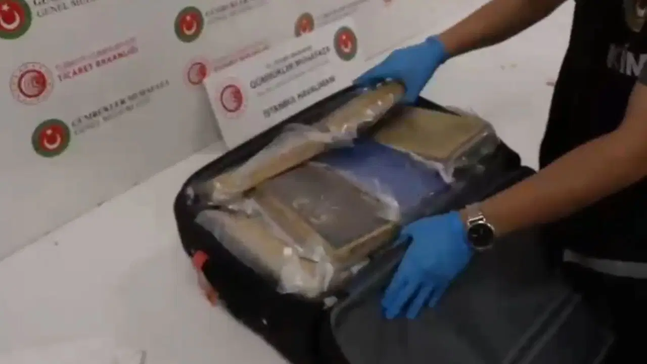 İstanbul Havalimanı'nda 51 Kilo 500 Gram Kokain Ele Geçirildi: 3 Gözaltı