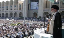 Hamaney’den tüfekli hutbe: Gazze ve Lübnan cihadı, İsrail’i 70 yıl geriye götürdü