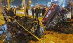 Adana'da Feci Trafik Kazası: Otomobil İkiye Bölündü, 2 Kişi Hayatını Kaybetti