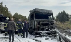 Adana’da Otoyolda Akaryakıt Tankeri Devrildi: Yangın ve Trafik Yoğunluğu