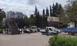 Adana'da TIR'ın Açılan Dorsesi, Üst Geçidi Parçaladı