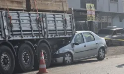 Adana Kozan’da Feci Kaza: Otomobil Kamyona Çarptı, 1 Kadın Hayatını Kaybetti