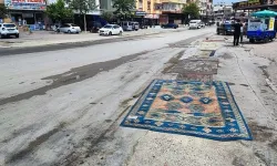 Adana’da Bozuk Yollar Tepki Çekti: Vatandaşlar Çareyi Yola Halı Sermekte Buldu