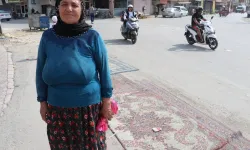 Adana’da Evinin Önündeki Tozdan Bunalan Kadın Yolu Halıyla Kapladı: “Artık Asfalt Dökülsün”