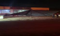 Adana’da Şiddetli Fırtına  İş Yerlerinin Sundurma Çatıları Yerinden Söktü