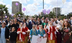 Adana’da Kanser Farkındalığı İçin Gökyüzüne Mor Balonlar Bırakıldı