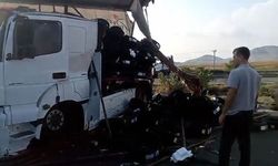 Emniyet Şeridinde Duran Tır'a Arkadan Başka Bir Tır Çarptı: 2 Yaralı