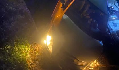 Adana’da Şarampole Devrilen Otomobilde Korku Dolu Anlar: 2 Kişi Yaralandı