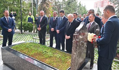 Devlet Bahçeli’den Anlamlı Ziyaret: Alparslan Türkeş'in Kabri Başında Duygusal Mesajlar