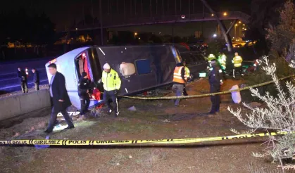 Adana’da Şehirlerarası Yolcu Otobüsü Devrildi: 8 Yaralı
