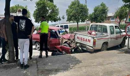 Adana Kozan’da Feci Kaza: Hurdaya Dönen Araçlardan 2 Kişi Ekiplerin Çalışmasıyla Kurtarıldı