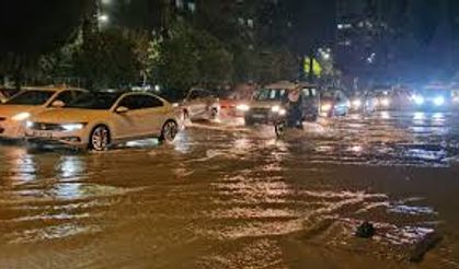 Adana’da Sağanak Alarmı: Yollar Göle Döndü, Araçlar Mahsur Kaldı