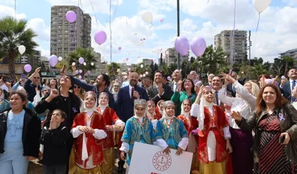 Adana’da Kanser Farkındalığı İçin Gökyüzüne Mor Balonlar Bırakıldı