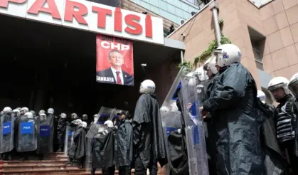 Chp Genel Merkezi’ne Polis Müdahalesi: Özgür Özel Tbmm’ye Yürüdü