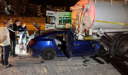 Adana'da Akaryakıt Tankerine Çarpan Otomobilin Sürücüsü Hayatını Kaybetti