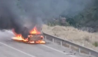 Adana’da Seyir Halindeki Otomobil Alev Alev Yandı