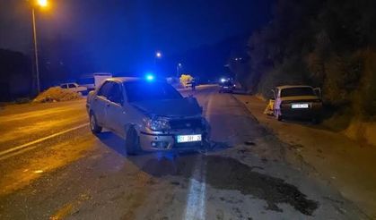 Adana'da İki Otomobil Çarpıştı: 4 Kişi Yaralandı