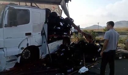 Emniyet Şeridinde Duran Tır'a Arkadan Başka Bir Tır Çarptı: 2 Yaralı