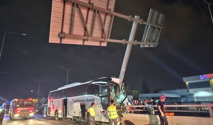 Adana’da Yolcu Otobüsü Alt Geçitte Kaza Yaptı: 11 Yaralı