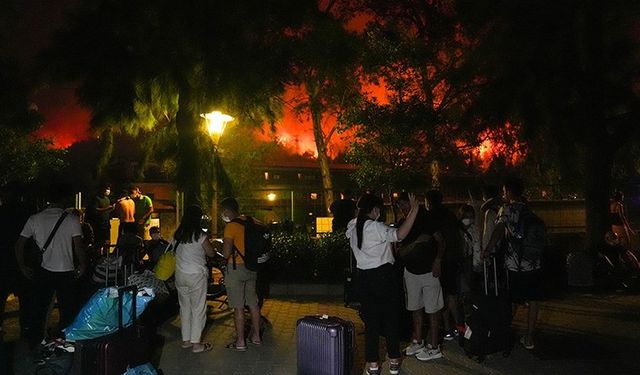 İzmir'in 5 İlçesinde Yangın: Selçuk'ta Çıkan Orman Yangını Kuşadası'na da Sıçradı