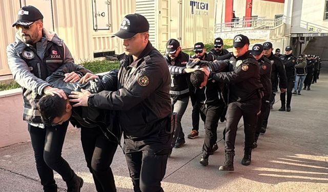 Adana’da Ruhsatsız Silah Ticareti Operasyonu: 15 Kişi Tutuklandı