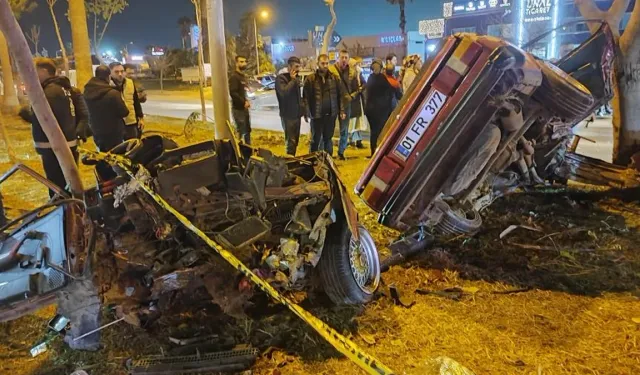 Adana'da Feci Trafik Kazası: Otomobil İkiye Bölündü, 2 Kişi Hayatını Kaybetti