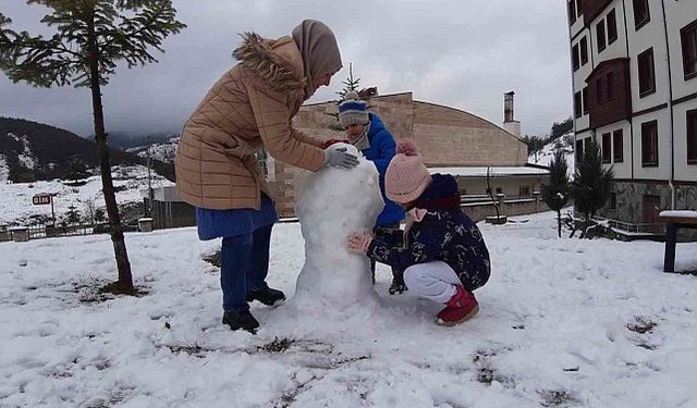 Adana'da Kar Sevinci: Çocuklar Kardan Adam Yapmanın Keyfini Çıkarıyor