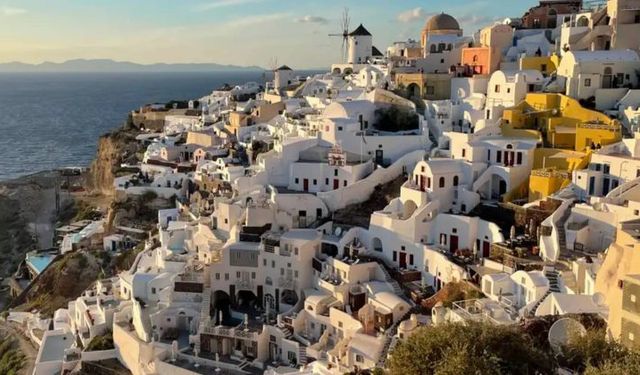 Santorini'de Art Arda Depremler: Yarım Saatte 8 Sarsıntı Turistleri Tedirgin Etti