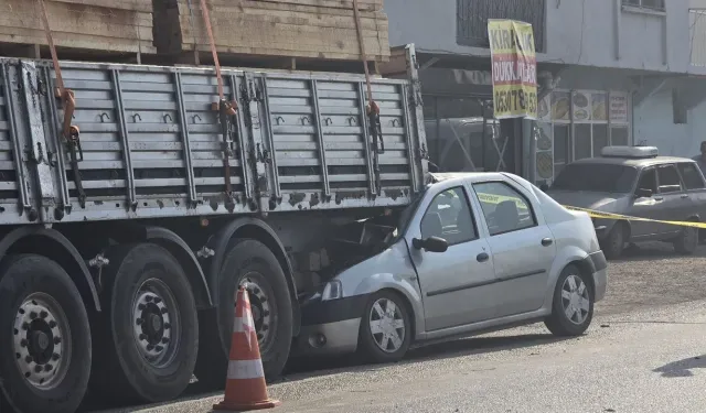 Adana Kozan’da Feci Kaza: Otomobil Kamyona Çarptı, 1 Kadın Hayatını Kaybetti