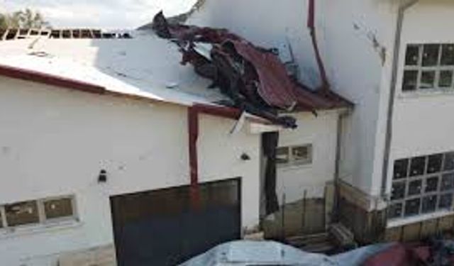 Adana’da Hortum Okulun Çatısı Uçtu Eğitime 2 Gün Ara Verildi