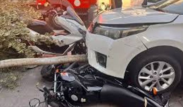 Adana’da Zincirleme Kaza: Hafif Ticari Araç Park Halindeki Otomobil ve Motosikletlere Çarptı