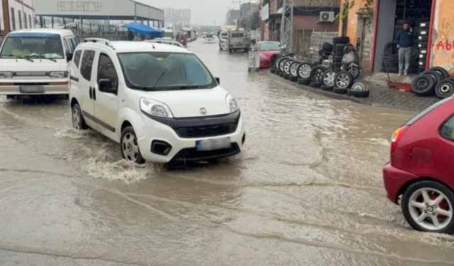 Adana’da Sağanak Yağış Hayatı Felç Etti