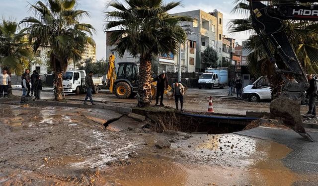 Adana’da Su Borusu Patladı: Cadde Çöktü, Sokaklar Göle Döndü