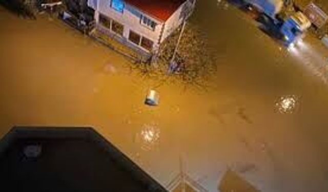 Adana’da Sağanak Yağmur Hayatı Felç Etti