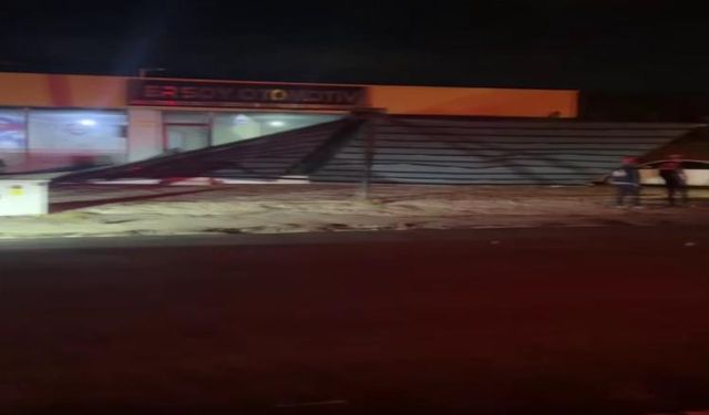 Adana’da Şiddetli Fırtına  İş Yerlerinin Sundurma Çatıları Yerinden Söktü