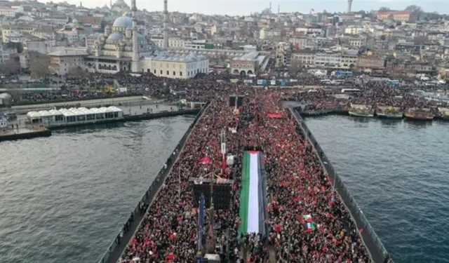 Galata Köprüsü’nde Yarım Milyonu Aşan Katılımla Filistin’e Destek Yürüyüşü