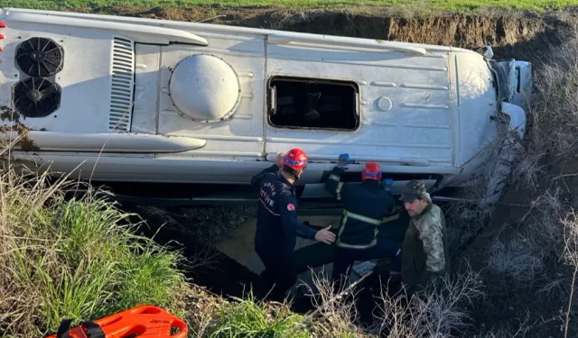 Ceyhan’da Öğrenci Servisi Dereye Uçtu: 2’si Ağır 9 Yaralı
