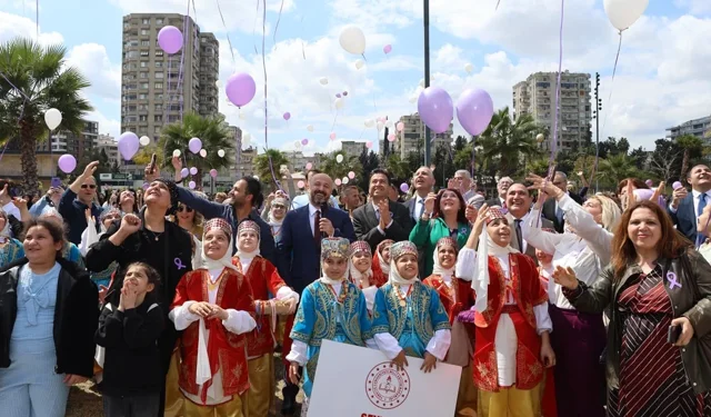 Adana’da Kanser Farkındalığı İçin Gökyüzüne Mor Balonlar Bırakıldı