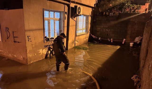 Adana’da Sağanak Hayatı Olumsuz Etkiledi