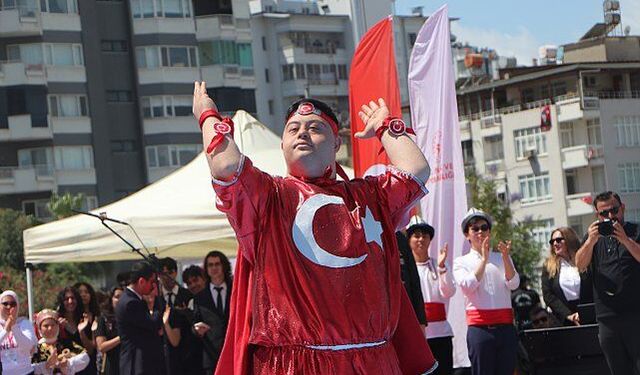 Adana’da 19 Mayıs Coşkusu: Uğur Mumcu Meydanı Bayram Alanına Döndü